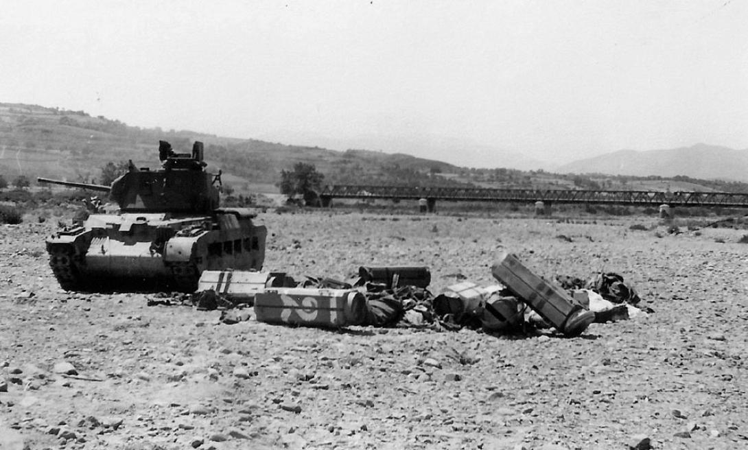 Βρετανικό άρμα μάχης Ματίλντα και κιβώτια ρίψης υλικού των Γερμανών.