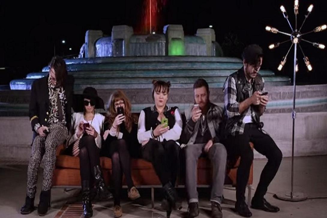 Τα "φιλαράκια" ... εν έτει 2015! (βίντεο)