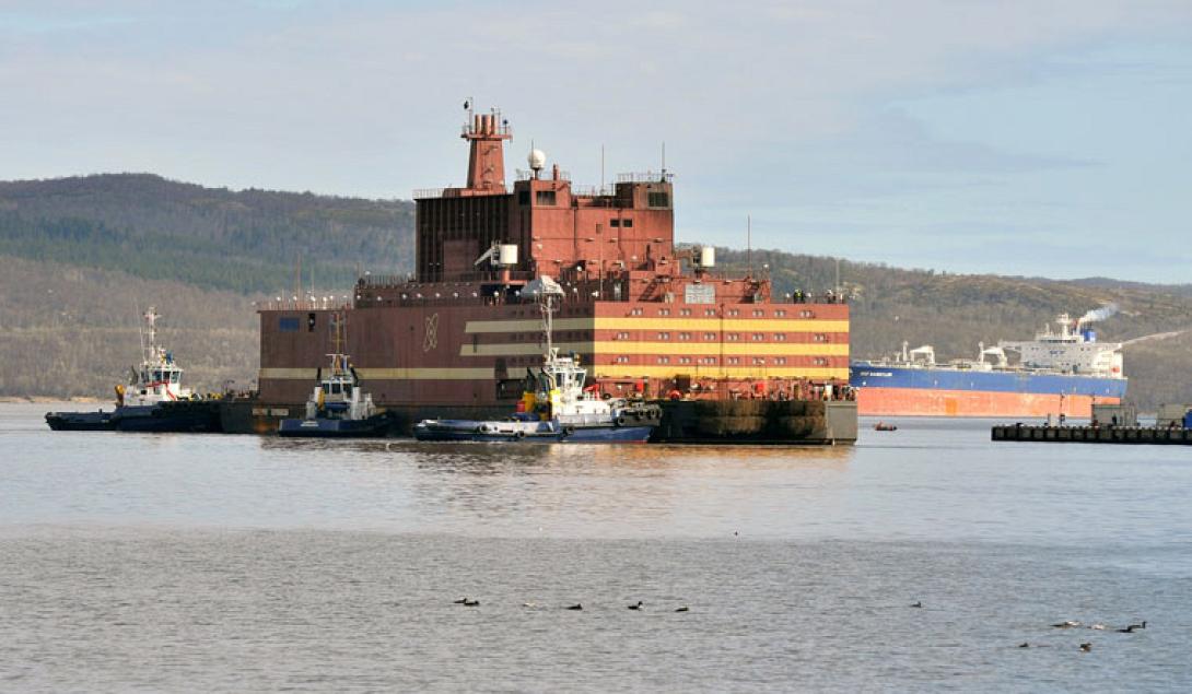 fnpp-akademik-lomonosov.jpg