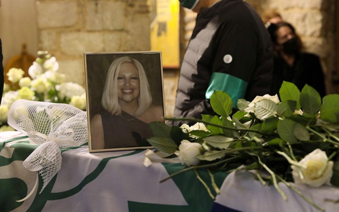 Χαμογελαστή η Φώφη Γεννηματά στη φωτογραφία πάνω στο φέρετρο