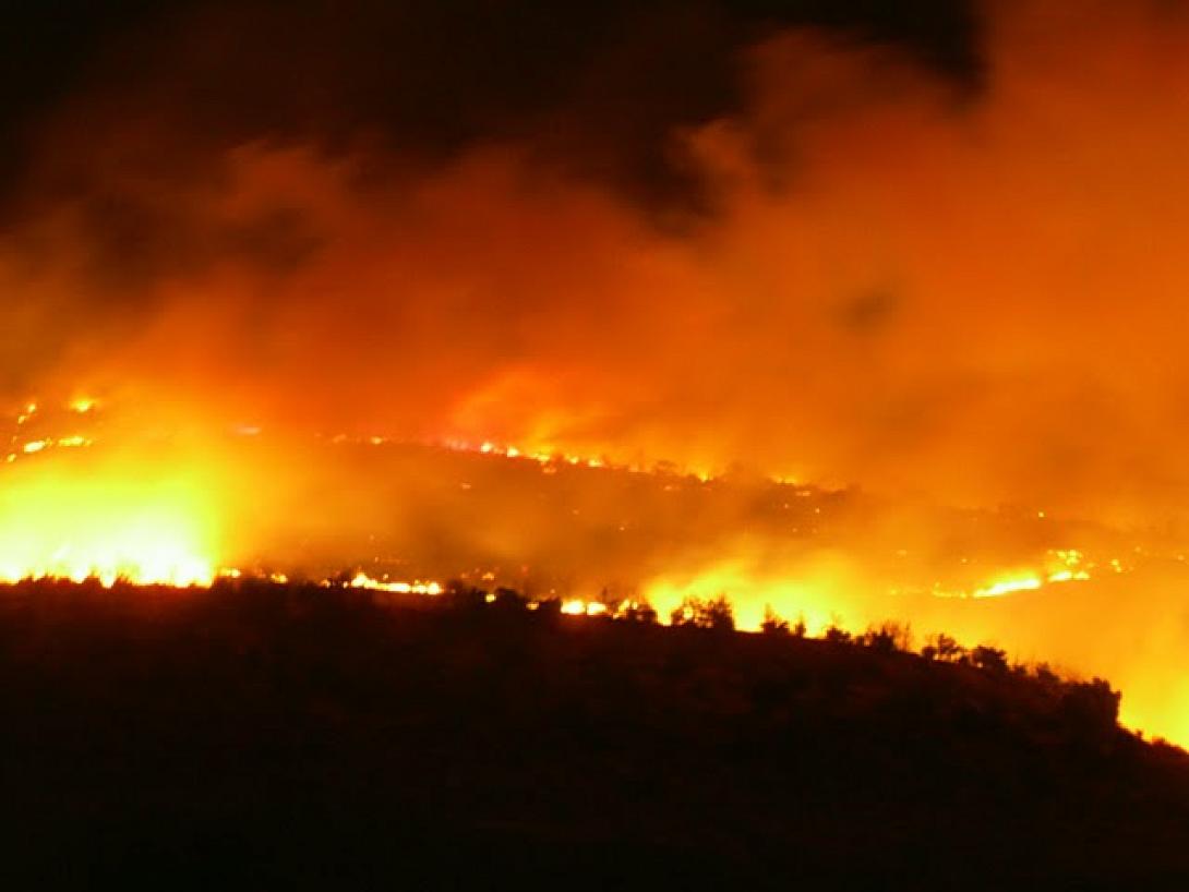 Σε εξέλιξη μεγάλη πυρκαγιά στον Κουτσουρά Ιεράπετρας
