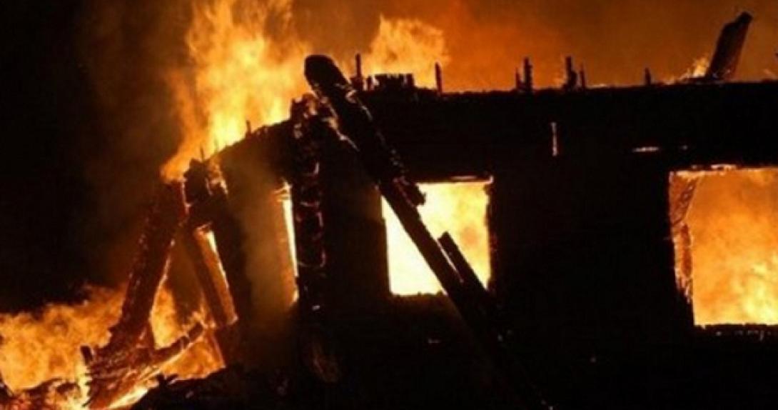 Πυρκαγιά λίγο μετά τα μεσάνυχτα σε αγροτική αποθήκη στην Αυλή Πεδιάδας