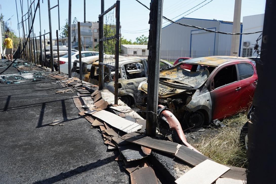 Επτά αυτοκίνητα κάηκαν ολοσχερώς
