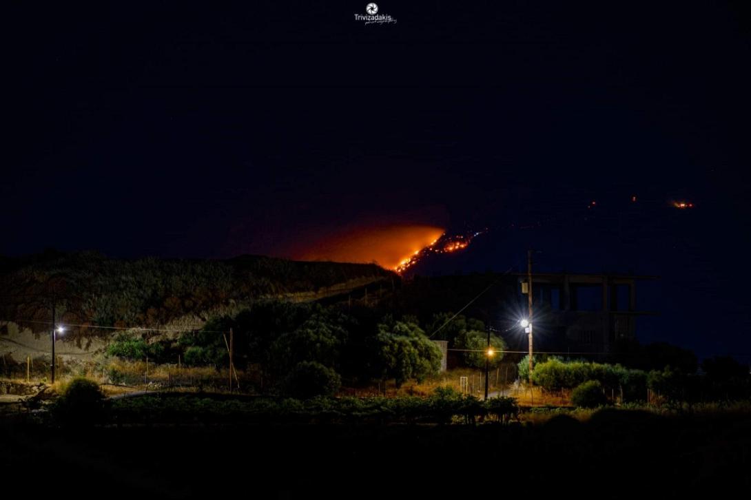 Φωτιά στις Ασίτες - Λήψη Γιώργου Τριβυζαδάκη από το Ηράκλειο