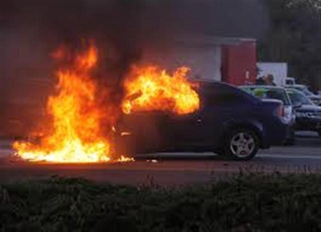 Αυτοκίνητο τυλίχθηκε στις φλόγες τη νύχτα στο Ηράκλειο