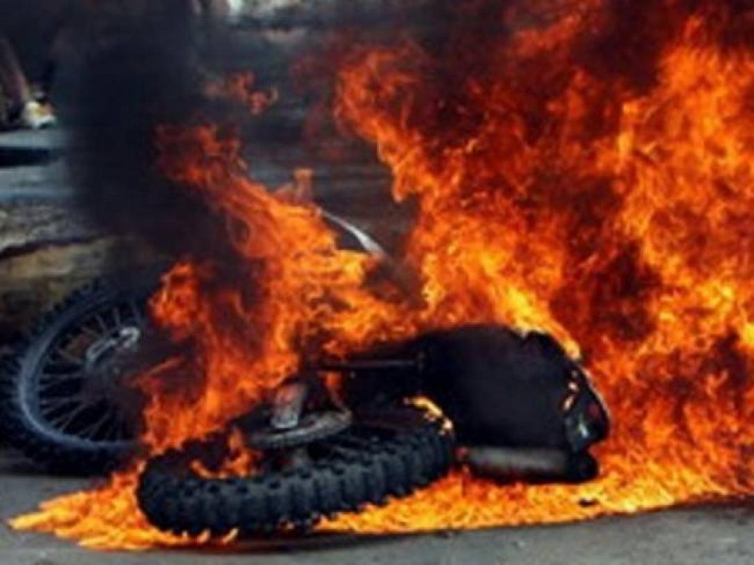 Φωτιά σε αυτοκίνητο και μοτοσυκλέτα τη νύχτα στο νομό Ηρακλείου