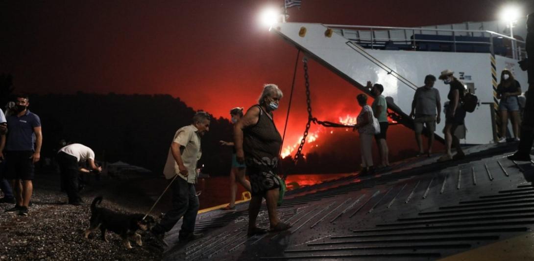 Φωτιά στην Εύβοια - Διάσωση με φέρι μποτ