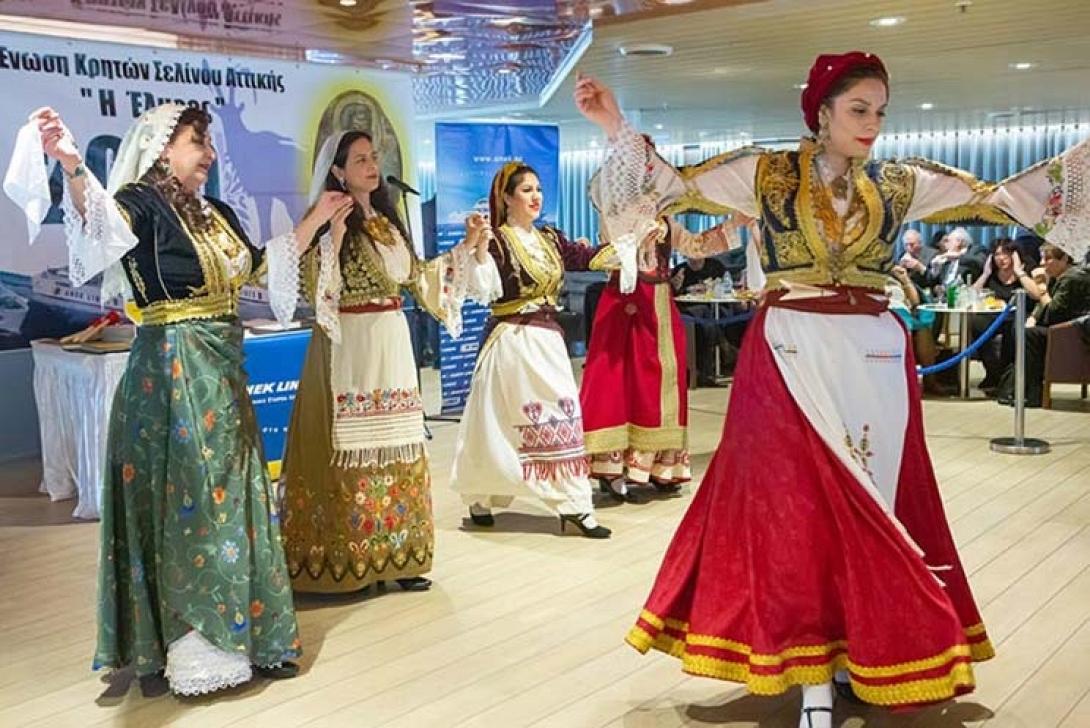  Παραδοσιακοί όμορφοι κρητικοί χοροί  από την "Πολιτιστική Ένωση Κρήσσες" ξεσηκώνουν τους παριστάμενους