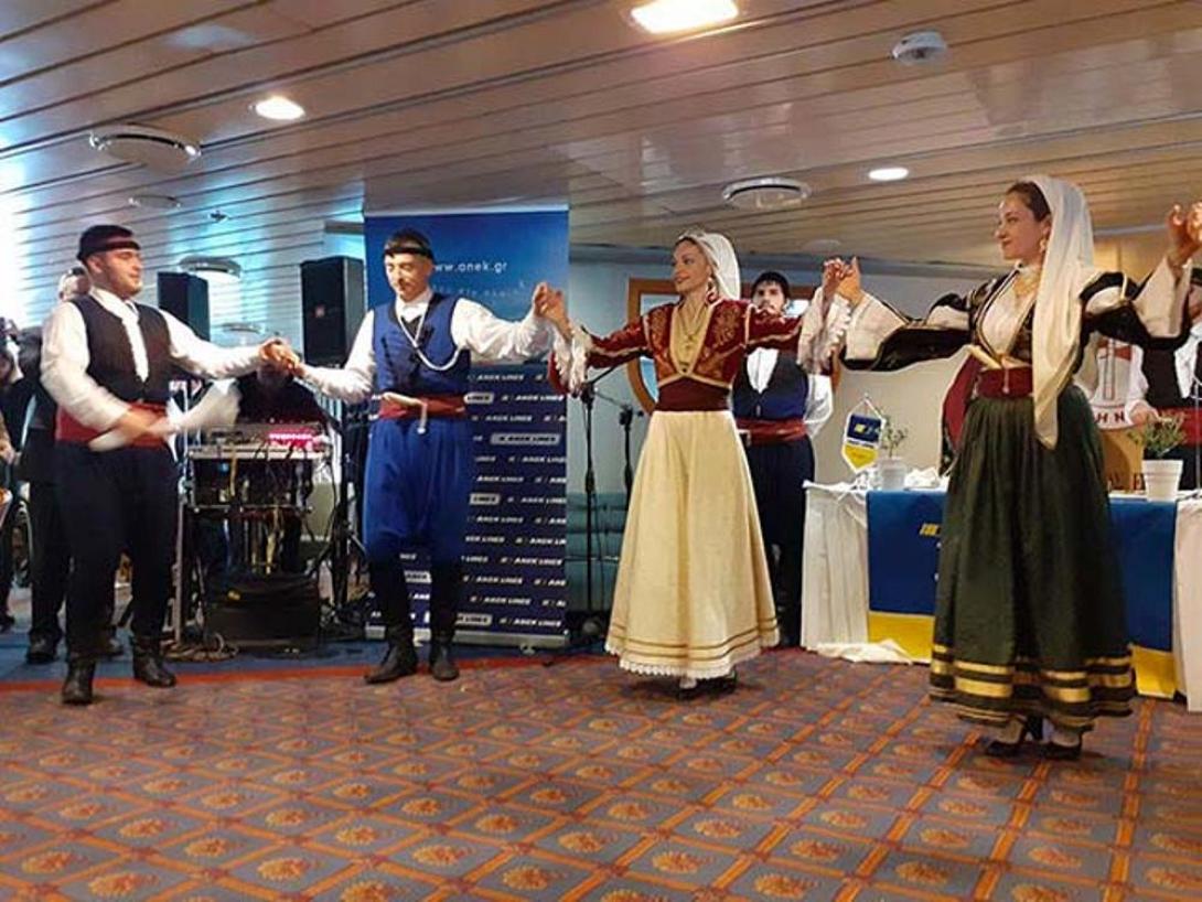 Το συγκρότημα του «Συλλόγου Κρητών Γαλατσίου» ξεσήκωσε τον κόσμο.