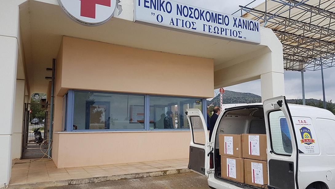 Το αυτοκίνητο με το υγεινομικό υλικό έξω από το νοσοκομείο Χανίων