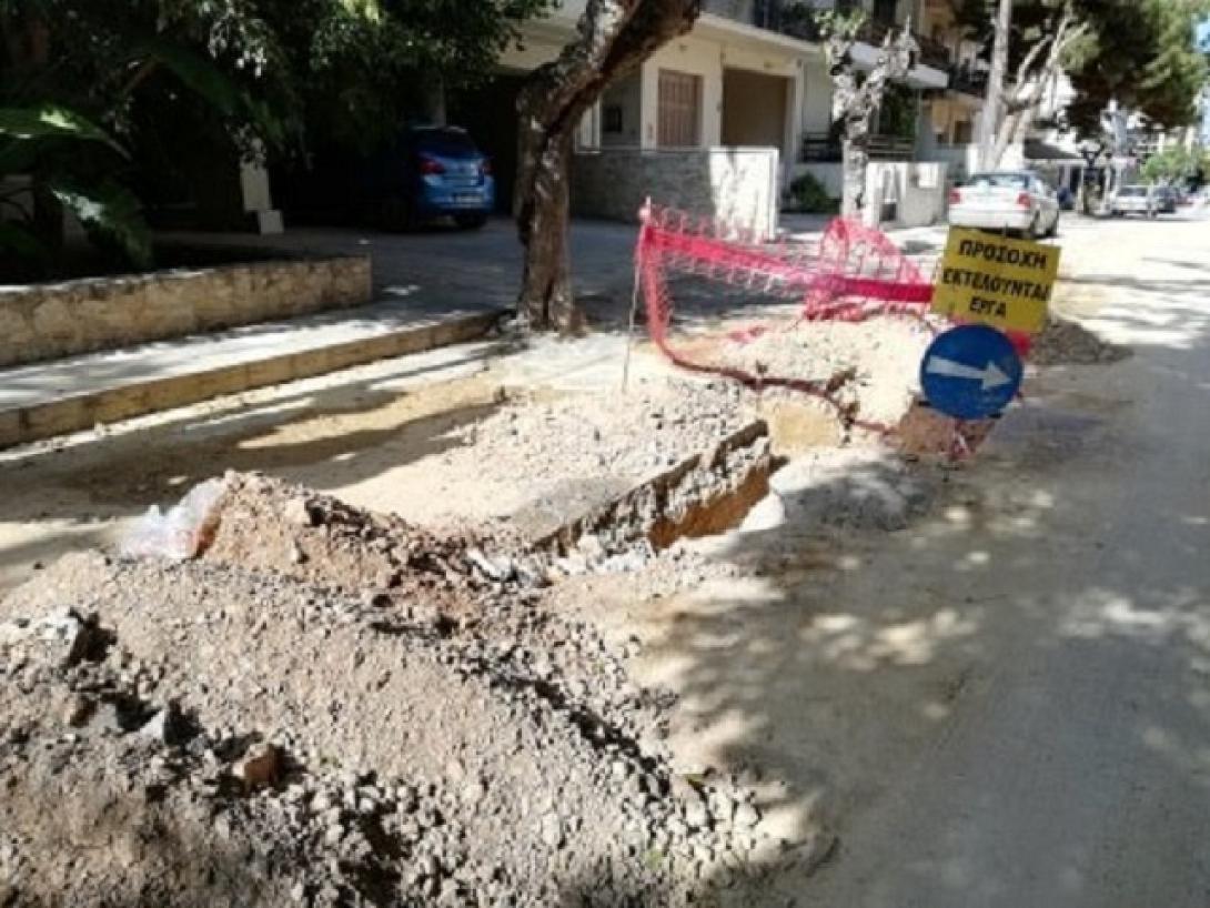 Περιπατητές και αθλούμενοι «πέφτουν» πάνω σε μπουλντόζες, αγωγούς ύδρευσης, σκαμμένα οδοστρώματα και βουνά από χώματα.  Οδός Λουκά Πετράκη