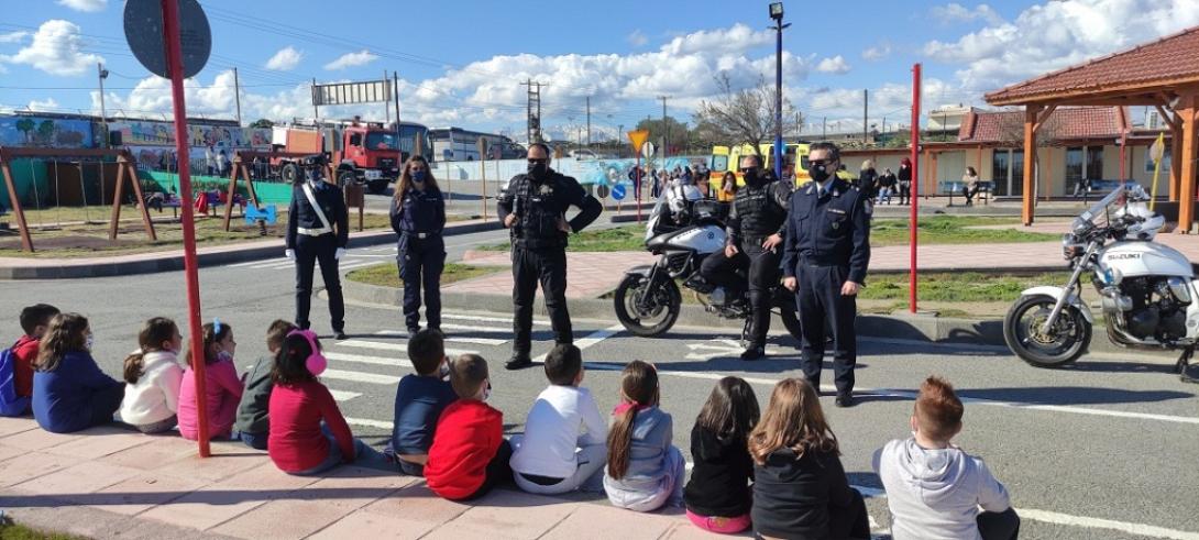 Τα παιδιά στο πάρκο κυκλοφοριακής αγωγής