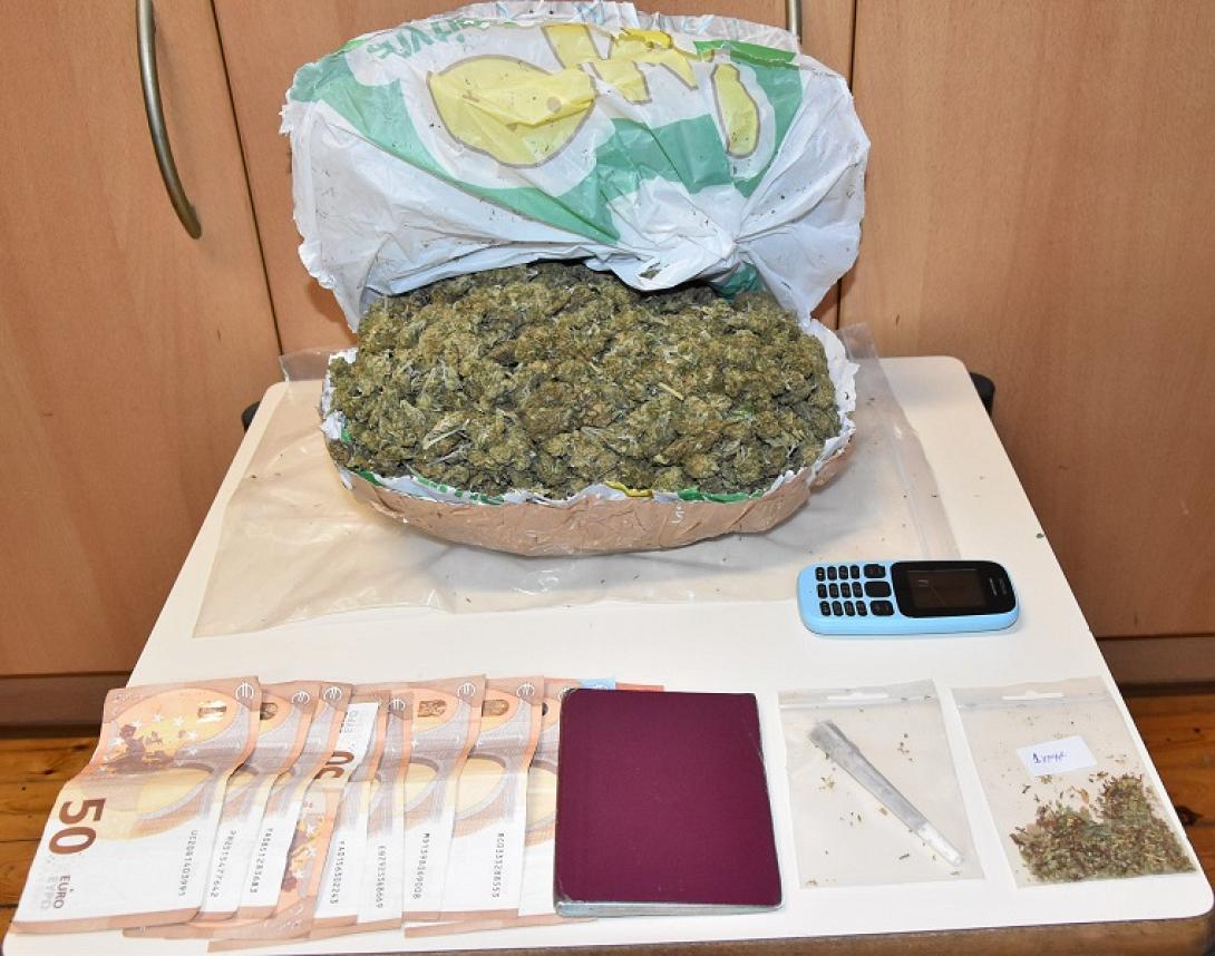 Η σακκούλα με την κάνναβη που βρέθηκε στο μηχανάκι του αλλοδαπού