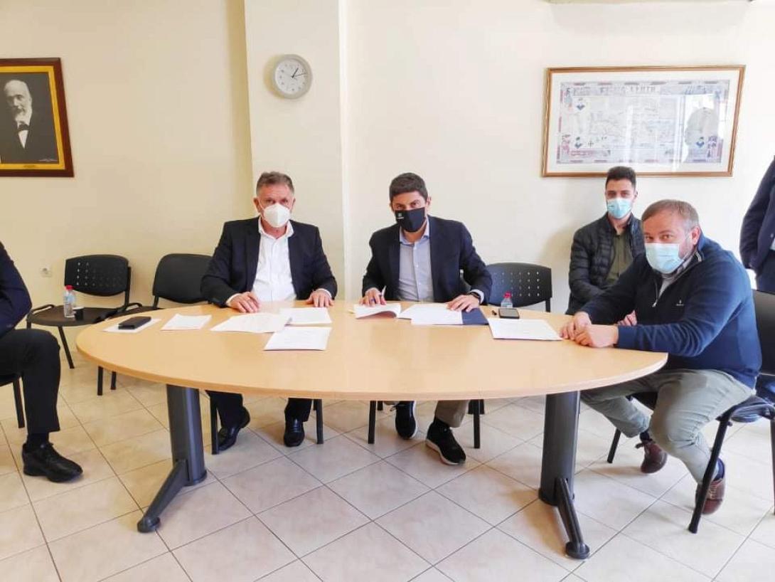 Υπογραφή σύμβασης στο Δήμο Μινώα.