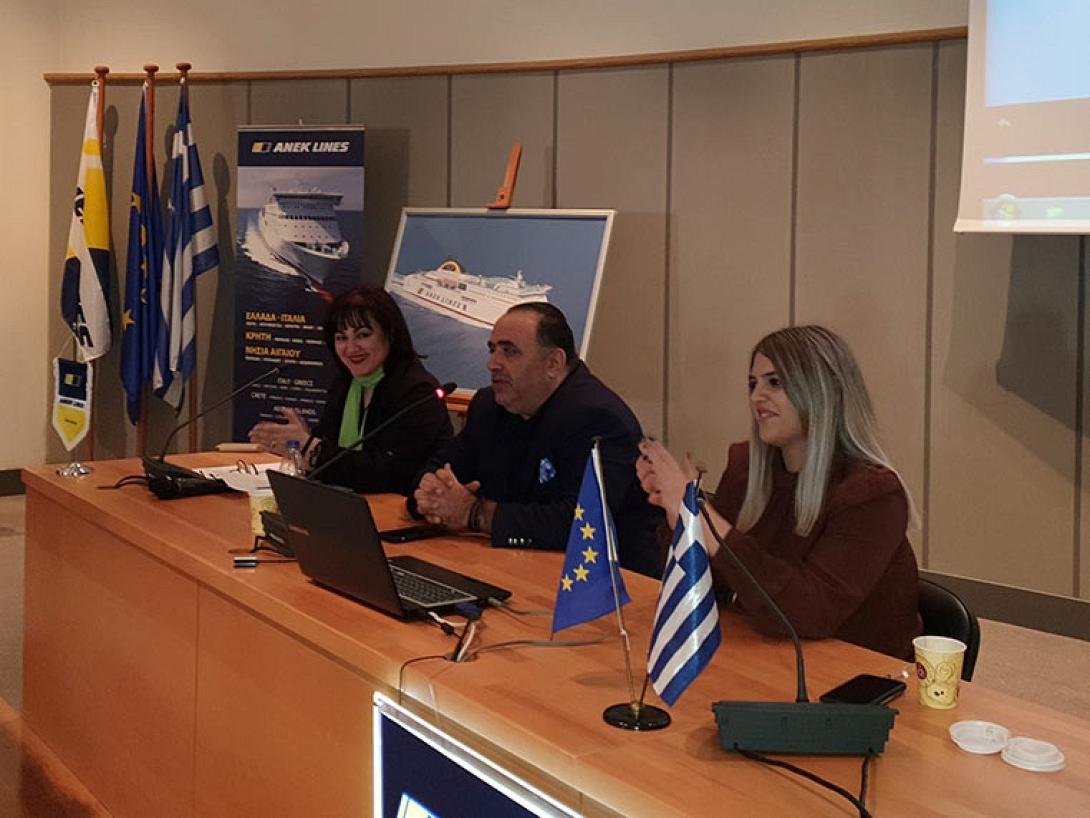 Ο Πρόεδρος του Διεθνούς Ινστιτούτου για την Κυβερνοασφάλεια Μανώλης Σφακιανάκης (στο κέντρο) αναφερόμενος στην νέα πρόκληση «TIK TOK» και τις παγίδες που υποκρύπτει. Δεξιά του η Κλινική Εγκληματολόγος και Δ/ντρια του CSI Institute, Kέλλυ Ιωάννου. Από αρισ