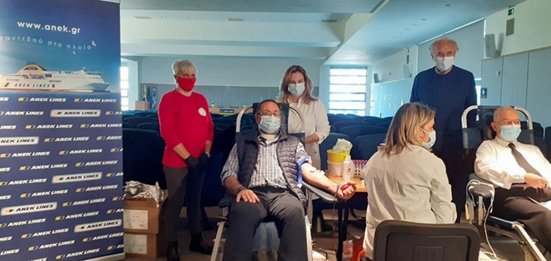 Διακρίνονται, όρθιοι από αριστερά η Πρόεδρος του Συλλόγου Εθελοντών Αιμοδοτών "Αγ. Ιωάννης" Δέσποινα  Ροδουσάκη, στο κέντρο η Επιμελήτρια Β Τμ. Αιμοδοσίας Νοσοκομείου Χανίων,  Τζίνα Μπουζαλά, και δεξιά της ο Πρόεδρος της ΑΝΕΚ.