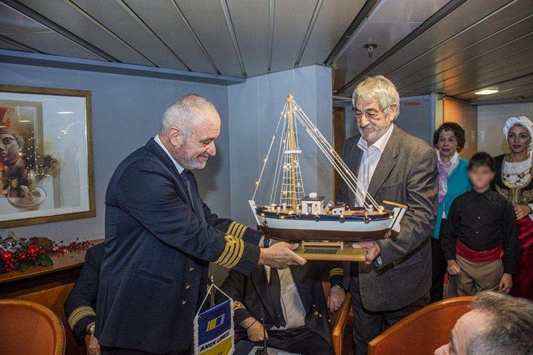 Χριστούγεννα στο πλοίο της ΑΝΕΚ