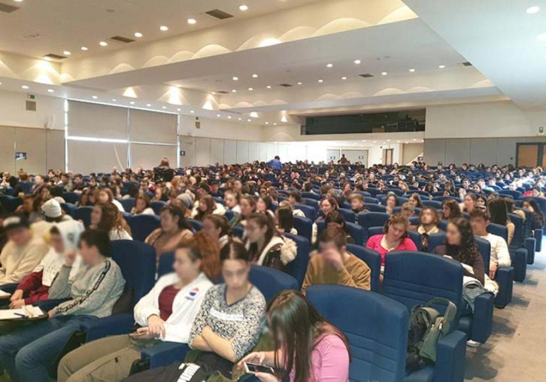 Εκατοντάδες μαθητές από την Πρωτοβάθμια και Δευτεροβάθμια Εκπαίδευση των Νομών Χανίων και Ρεθύμνου παρακολουθούν με προσοχή όλα όσα αφορούν στην ορθή χρήση του διαδικτύου.