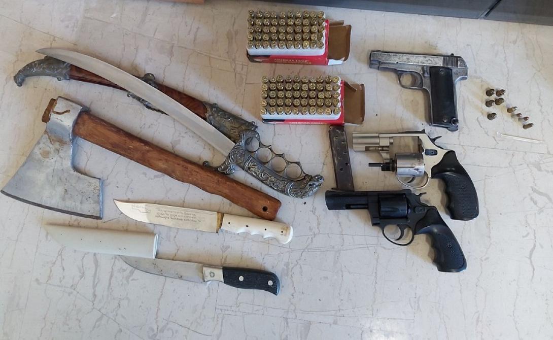 πιστόλι, τσεκούρια, όπλο
