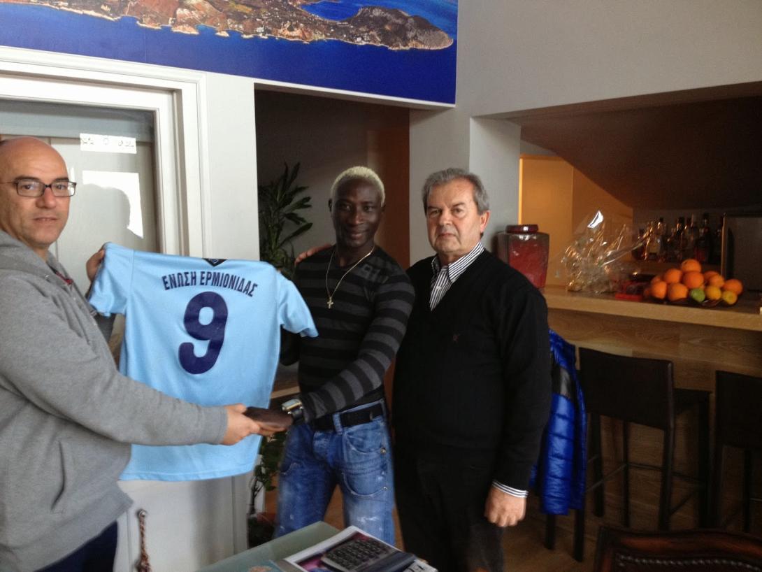 Πασχαλινό τραπέζι από μαθητές του Μαλεβιζίου σε αυτούς που έχουν ανάγκη