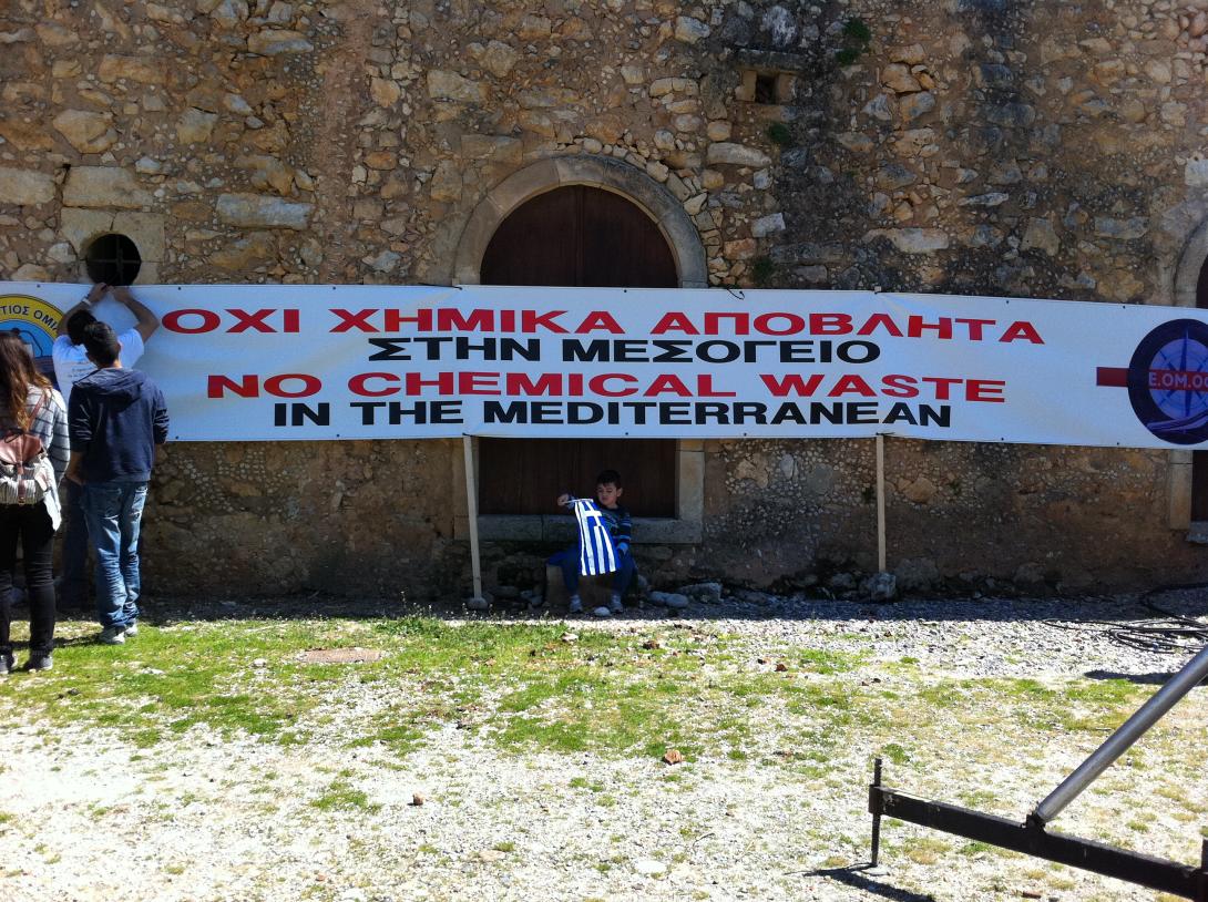 Ξεκίνησε η κινητοποίηση για τα χημικά έξω από τη Νατοϊκή Βάση της Σούδας