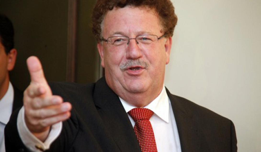 Ο Φούχτελ, οι δήμαρχοι και η ... χλαμύδα του 