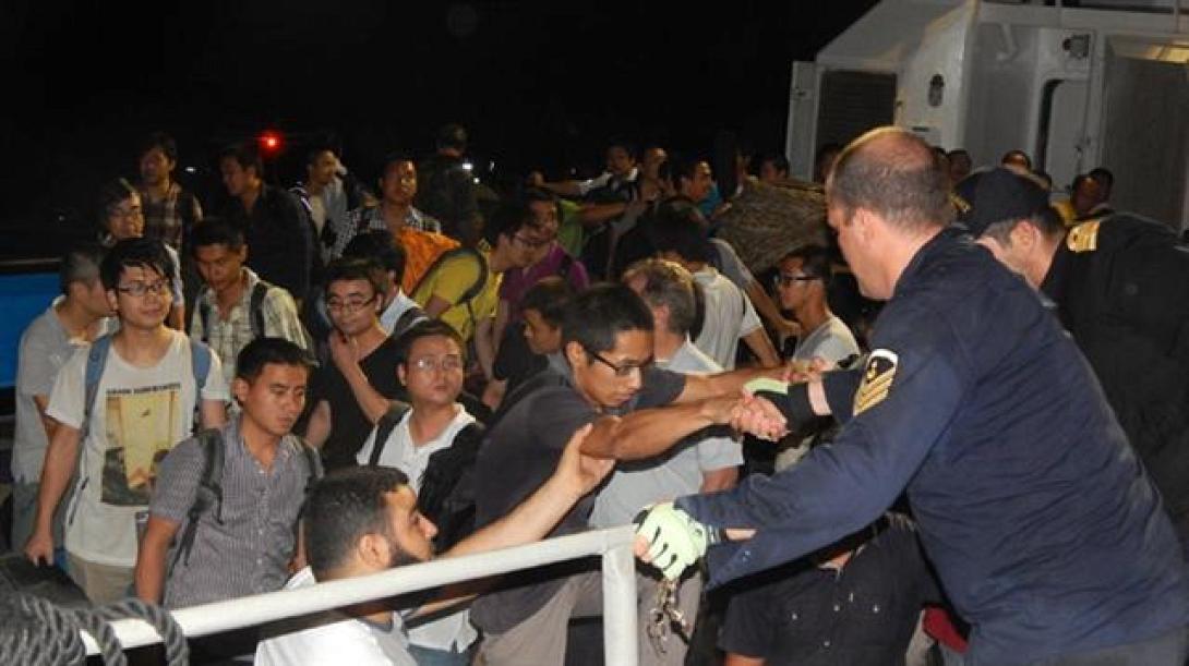 Σε εξέλιξη η επιχείρηση απεγκλωβισμού από τη Λιβύη - Στον Πειραιά φτάνει το πρωί η φρεγάτα του Π.Ν