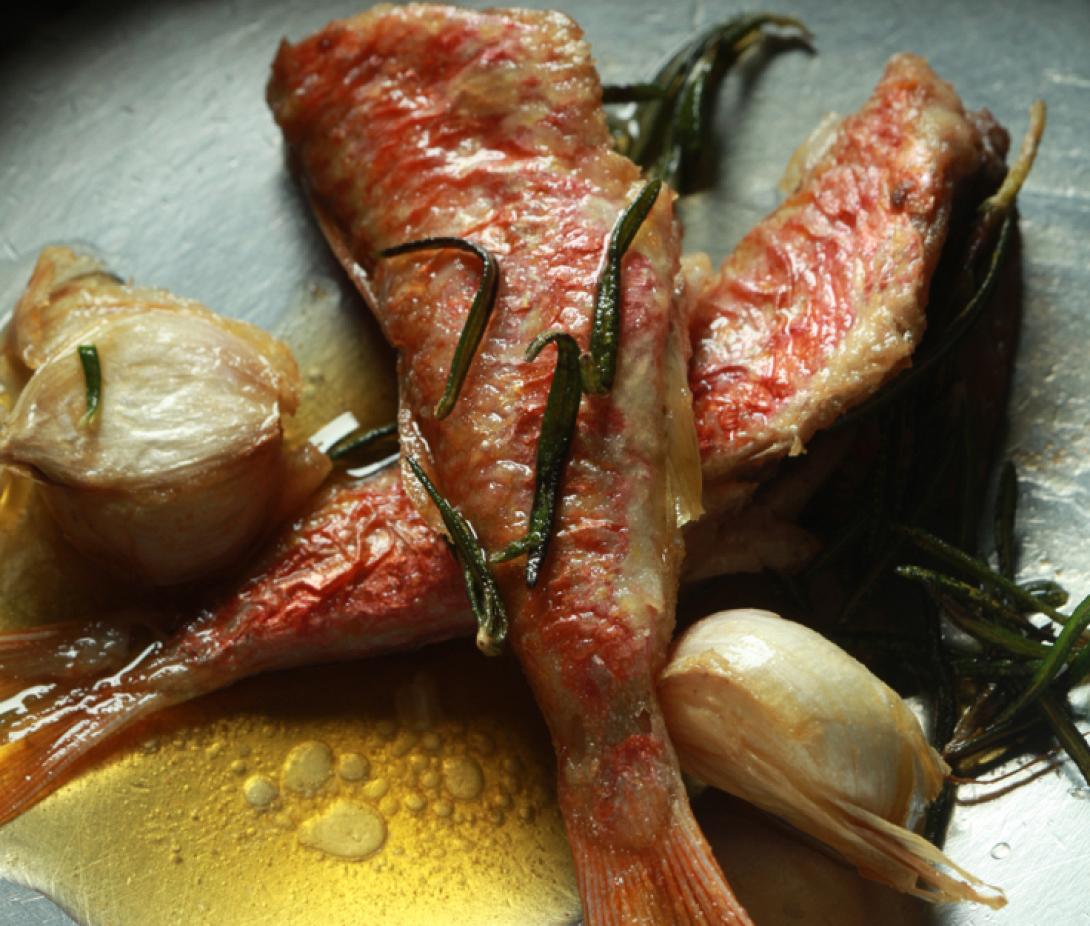 Ψάρι τηγανητό με σάλτσα δεντρολίβανο