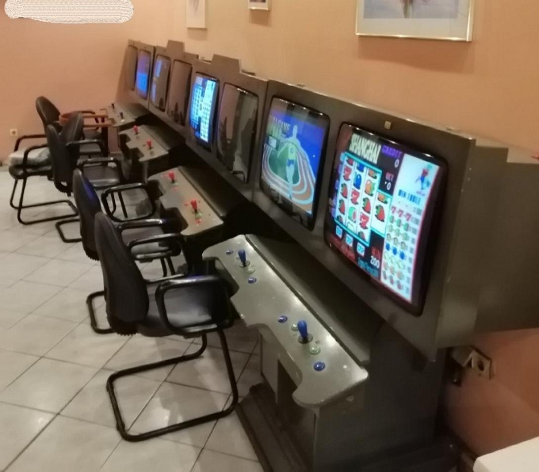 Τους έπιασαν να παίζουν φρουτάκια