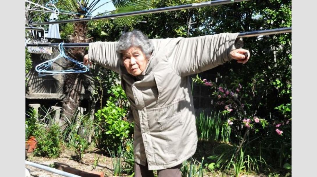 funny-self-portraits-kimiko-nishimoto-89-year-old-12-5a0a9dee7a7f6_700.jpg