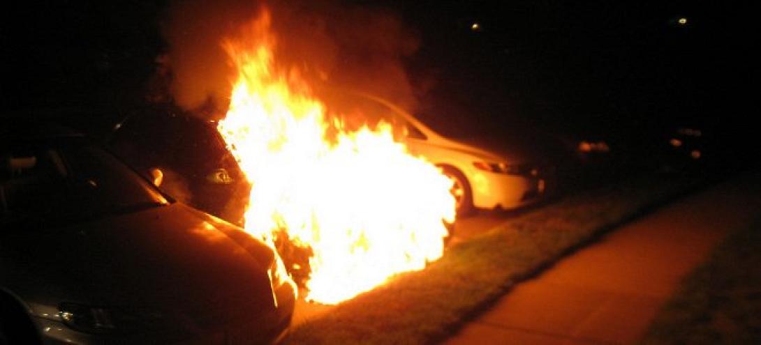 Στις φλόγες τυλίχθηκε πολυτελές αυτοκίνητο στο Πέραμα Μυλοποτάμου