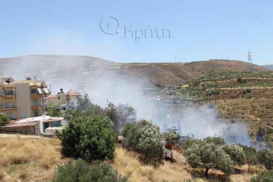 Συναγερμός από φωτιά στην Καλλιθέα Ηρακλείου, σε απόσταση αναπνοής από σπίτια (φωτογραφίες)