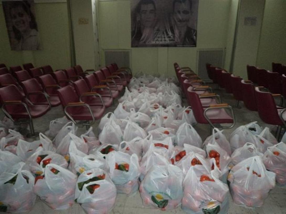 Διανομή τροφίμων από το ΕΚΗ - Συγκινητική η ανταπόκριση των Ηρακλειωτών