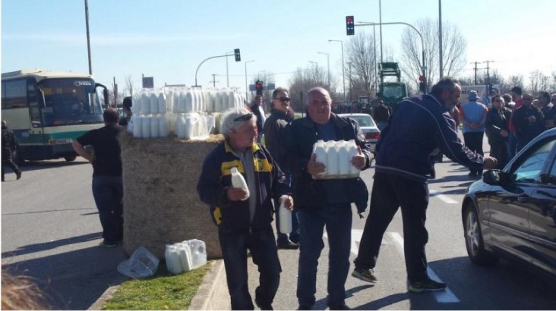 Αγρότες μοίρασαν γάλα