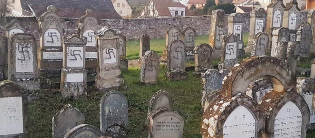 σβαστικες-νεκροταφειο- γαλλια.jpg