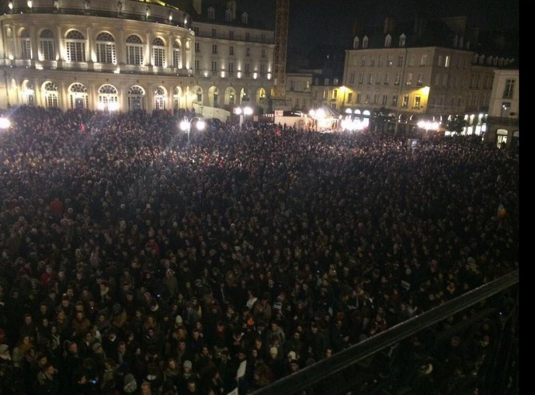 Στο "πόδι" το Παρίσι - Διαδηλώσεις παντού για την επίθεση κατά της Ελευθεροτυπίας 