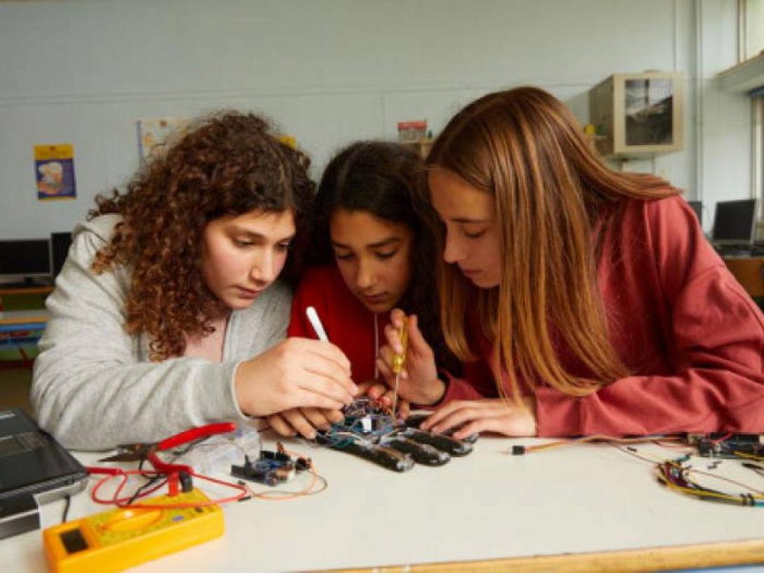 μαθήτριες, χανιά, έξυπνο γάντι