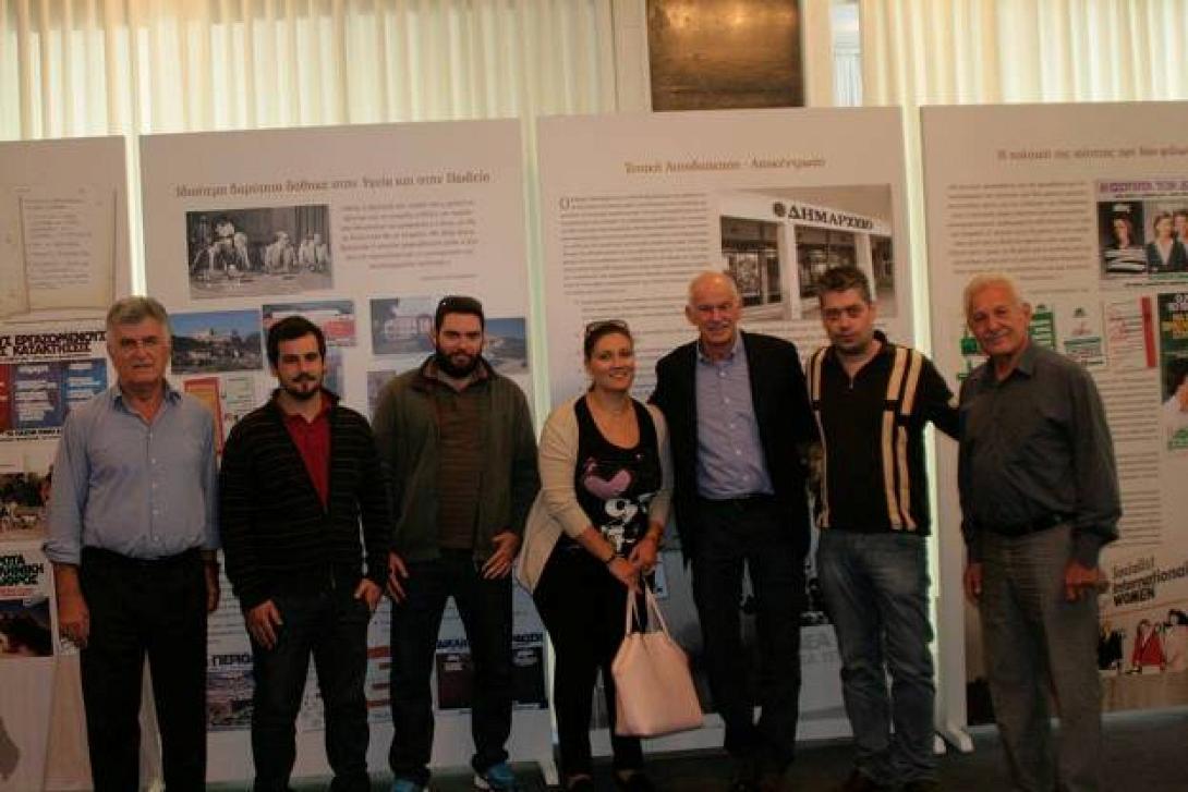 Ο Γιώργος Παπανδρέου "επιθεωρεί"  την έκθεση για τον Ανδρέα στο Ατλαντίς (φωτογραφίες)