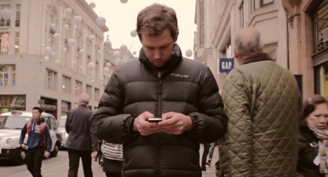 Σήκωσε το κεφάλι. Η ζωή είναι μια στιγμή και... "συμβαίνει τώρα!"