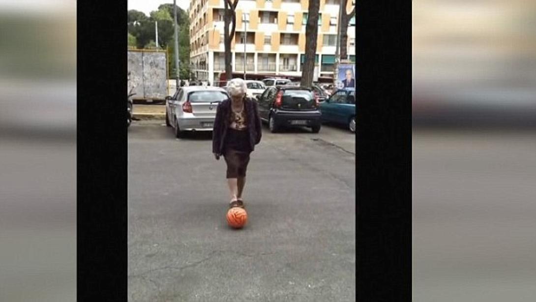 Η γιαγιά που... σκοράρει στο ποδόσφαιρο! (βίντεο)