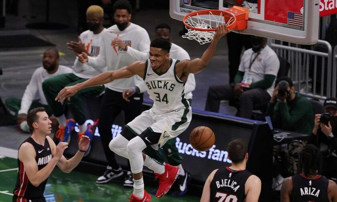 Αντετοκουνμπο με Χιτς.jpg