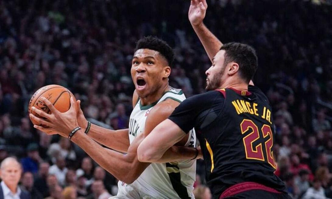 giannis-cavs-bucks.jpg