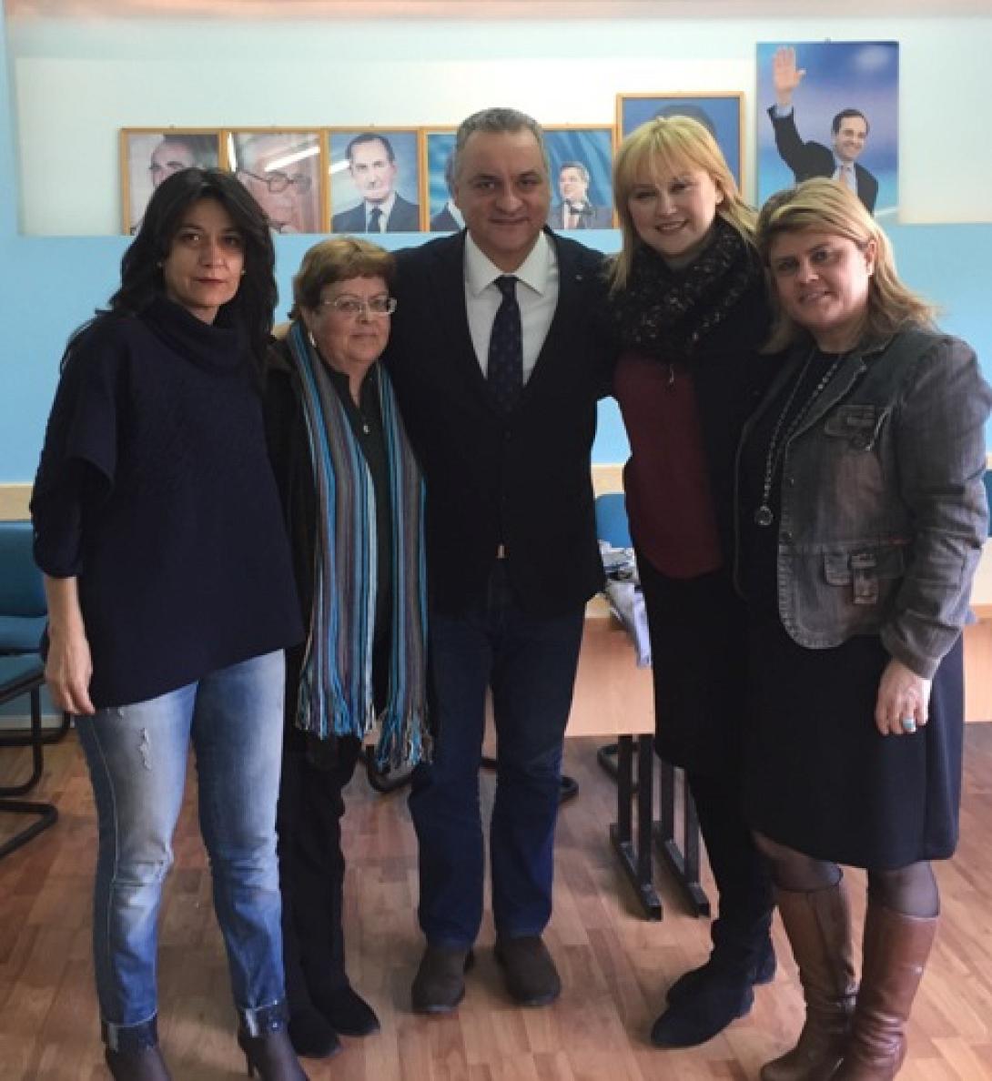 Ο Μανώλης Κεφαλογιάννης με τις γυναίκες της Νέας Δημοκρατίας