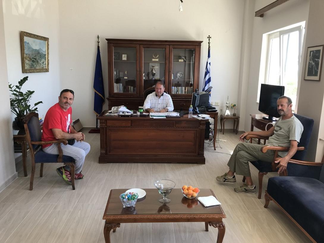 Ο κ. Γουλιδάκης στο γραφείο του