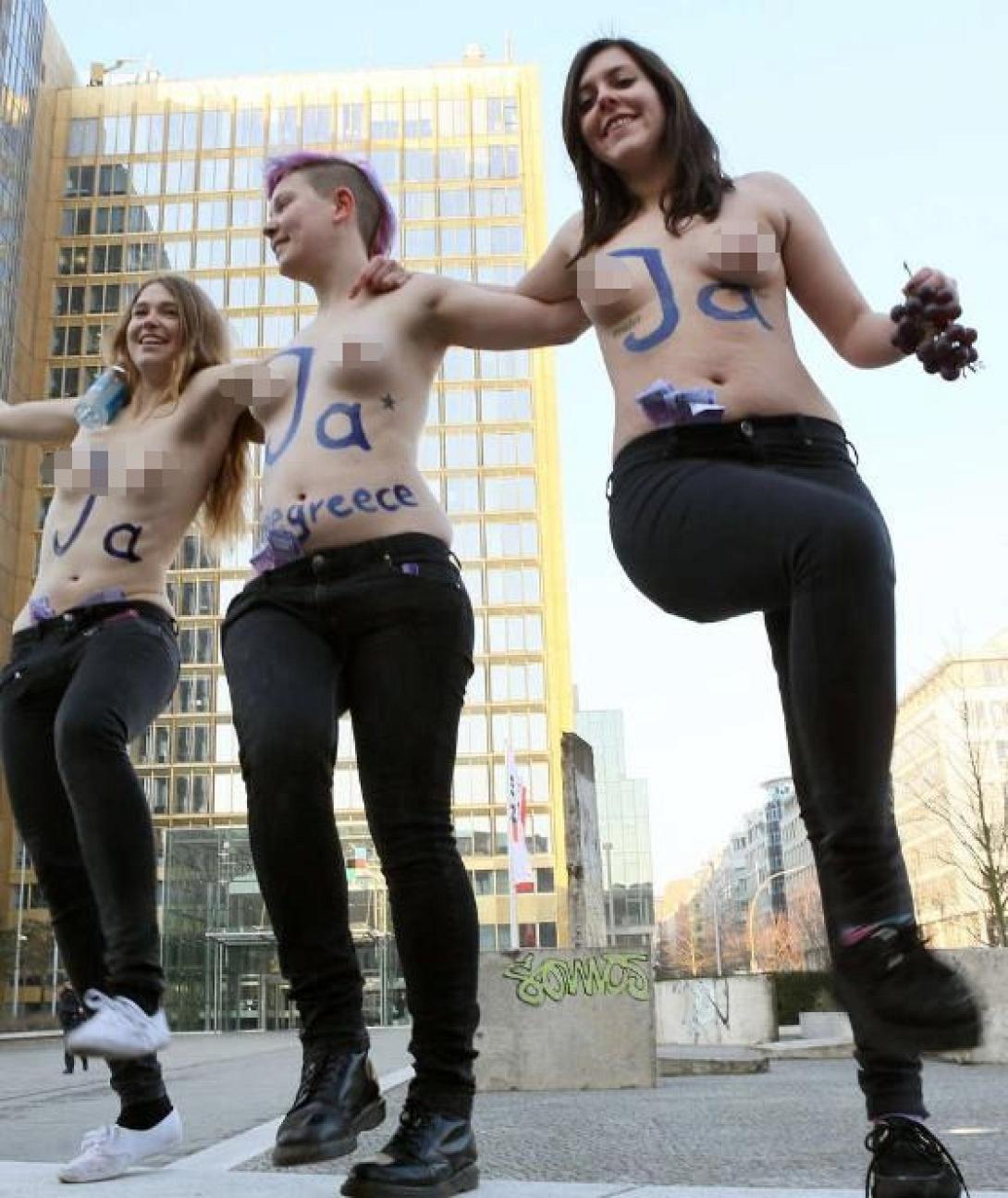 Οι FEMEN διαδηλώνουν υπέρ της Ελλάδας χορεύοντας συρτάκι και πίνοντας ούζο!
