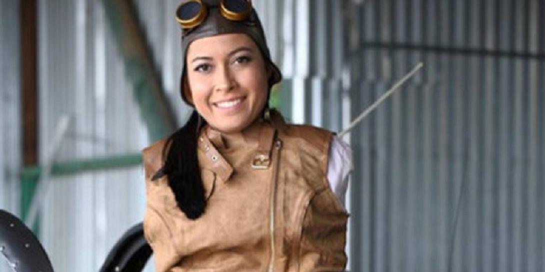 Η πρώτη γυναίκα στον κόσμο χωρίς χέρια που πιλοτάρει αεροπλάνο