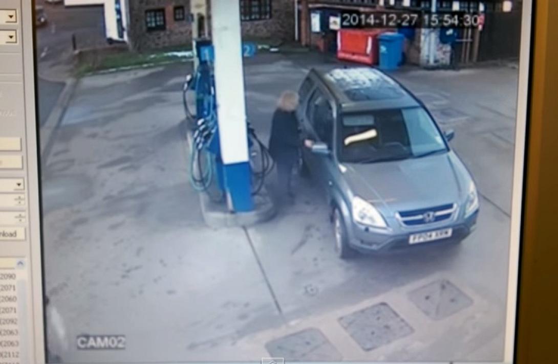 Όταν στο βενζινάδικο "ξεχνάς" που βρίσκεται το ρεζερβουάρ του αυτοκινήτου (βίντεο)