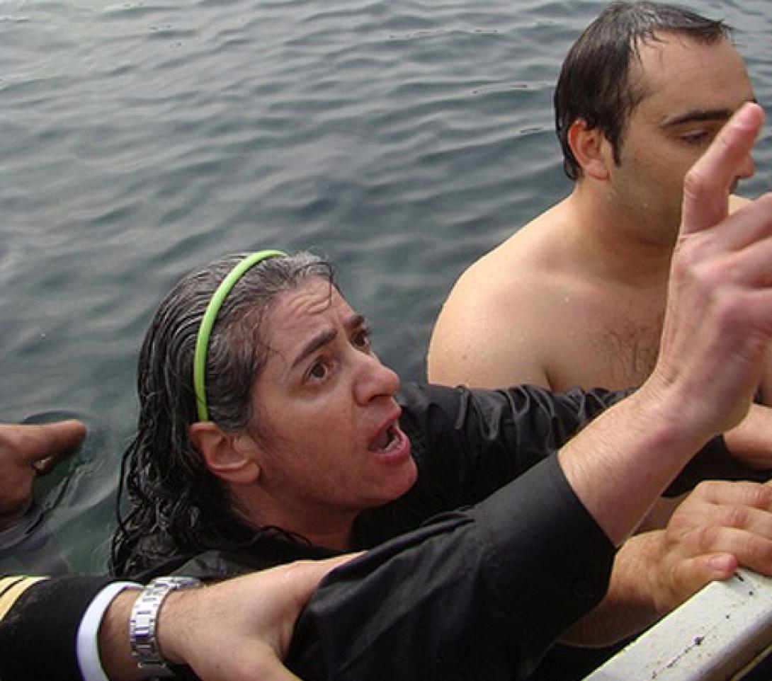 Γυναίκα βούτηξε για το Σταυρό με τα ρούχα σαν διαμαρτυρία