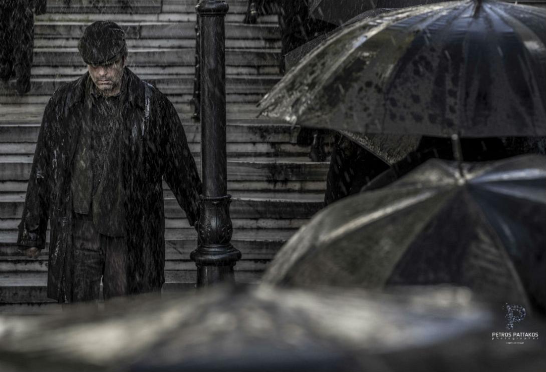 Η ... ευρύχωρη ομπρέλα του Θοδωρή Παπαδουλάκη και το γύρισμα στα Χανιά 