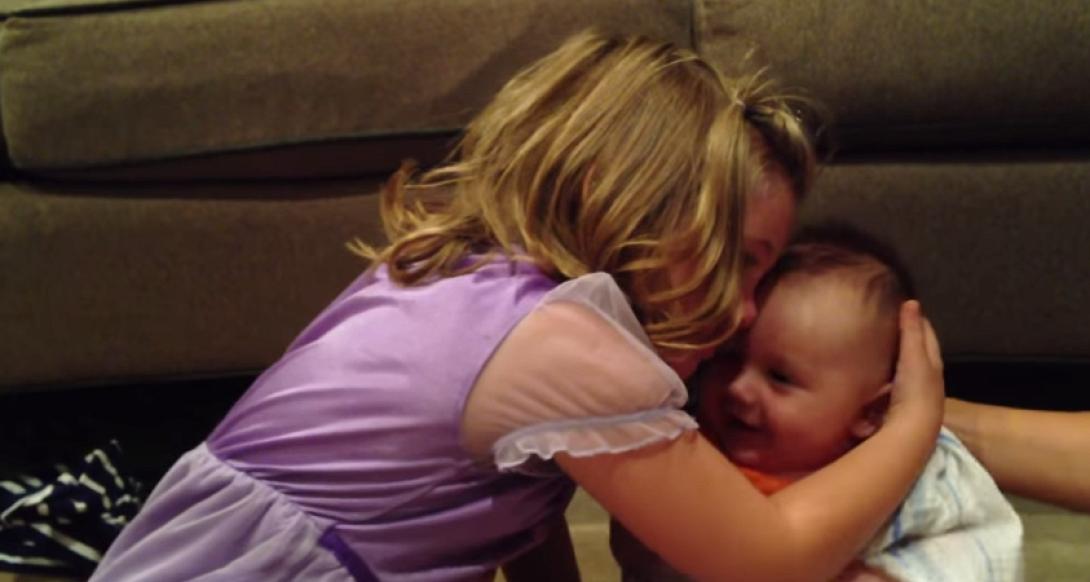 Αδερφική αγάπη στα καλύτερα της (βίντεο) 